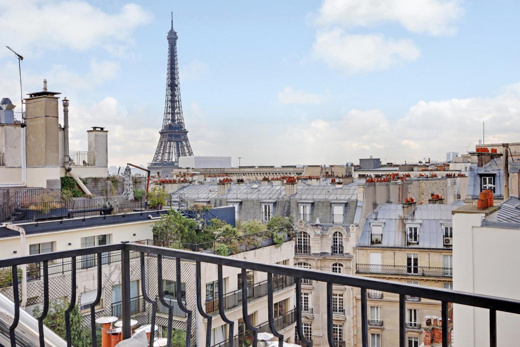Eiffel Tower View Apartment Paris Exterior photo