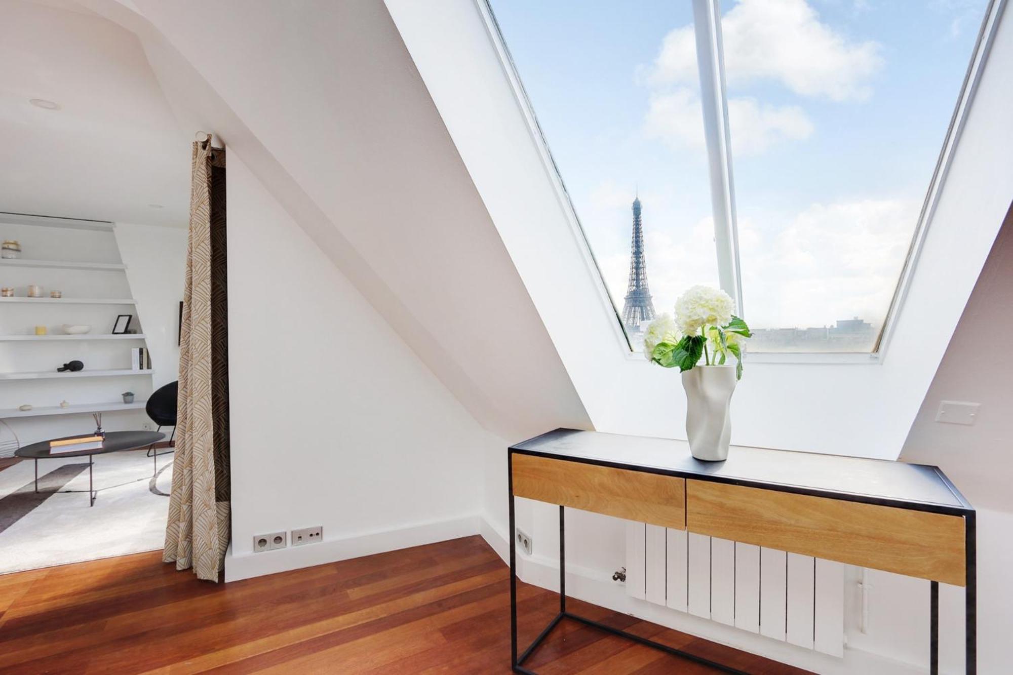 Eiffel Tower View Apartment Paris Exterior photo