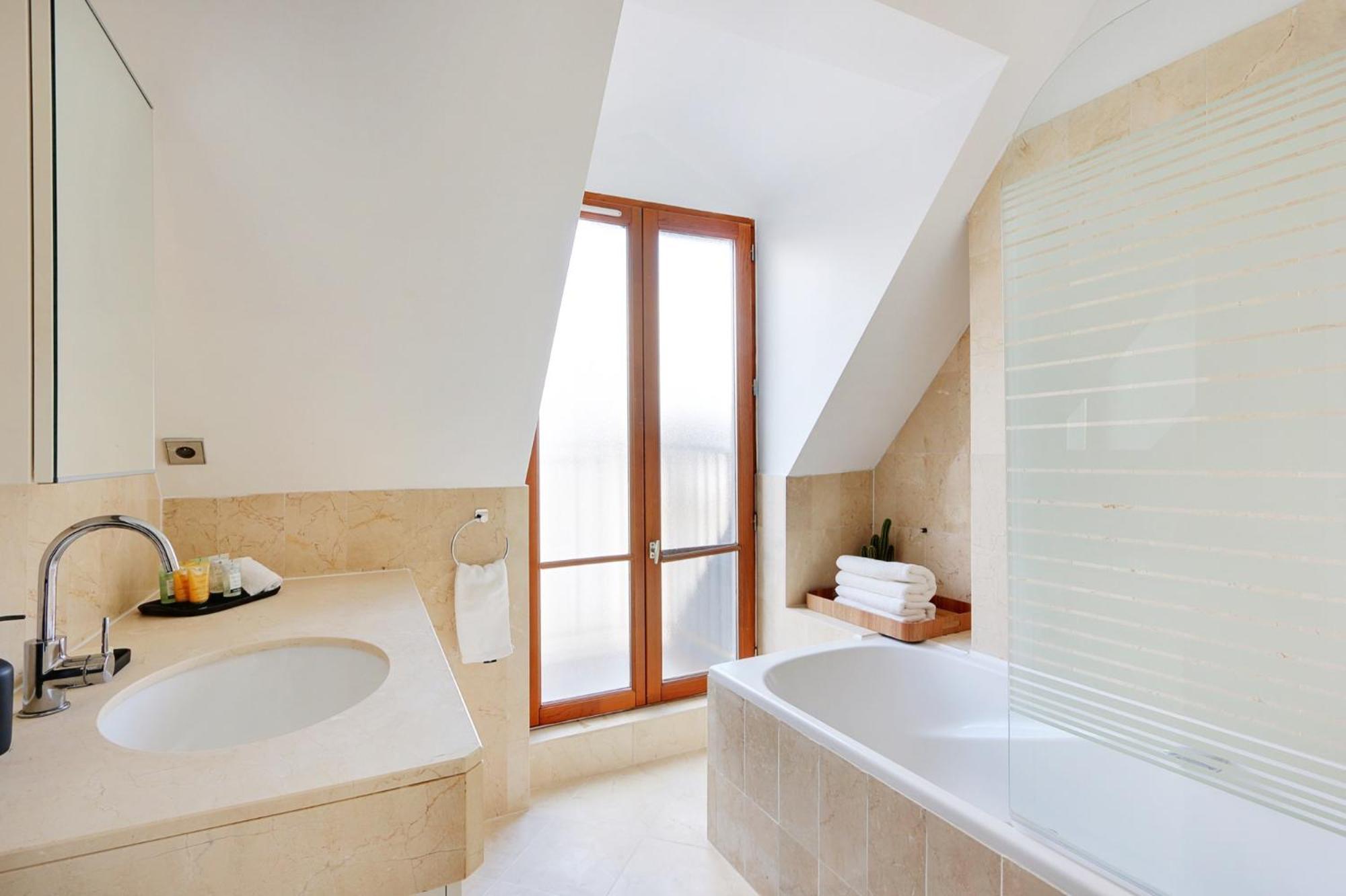 Eiffel Tower View Apartment Paris Exterior photo