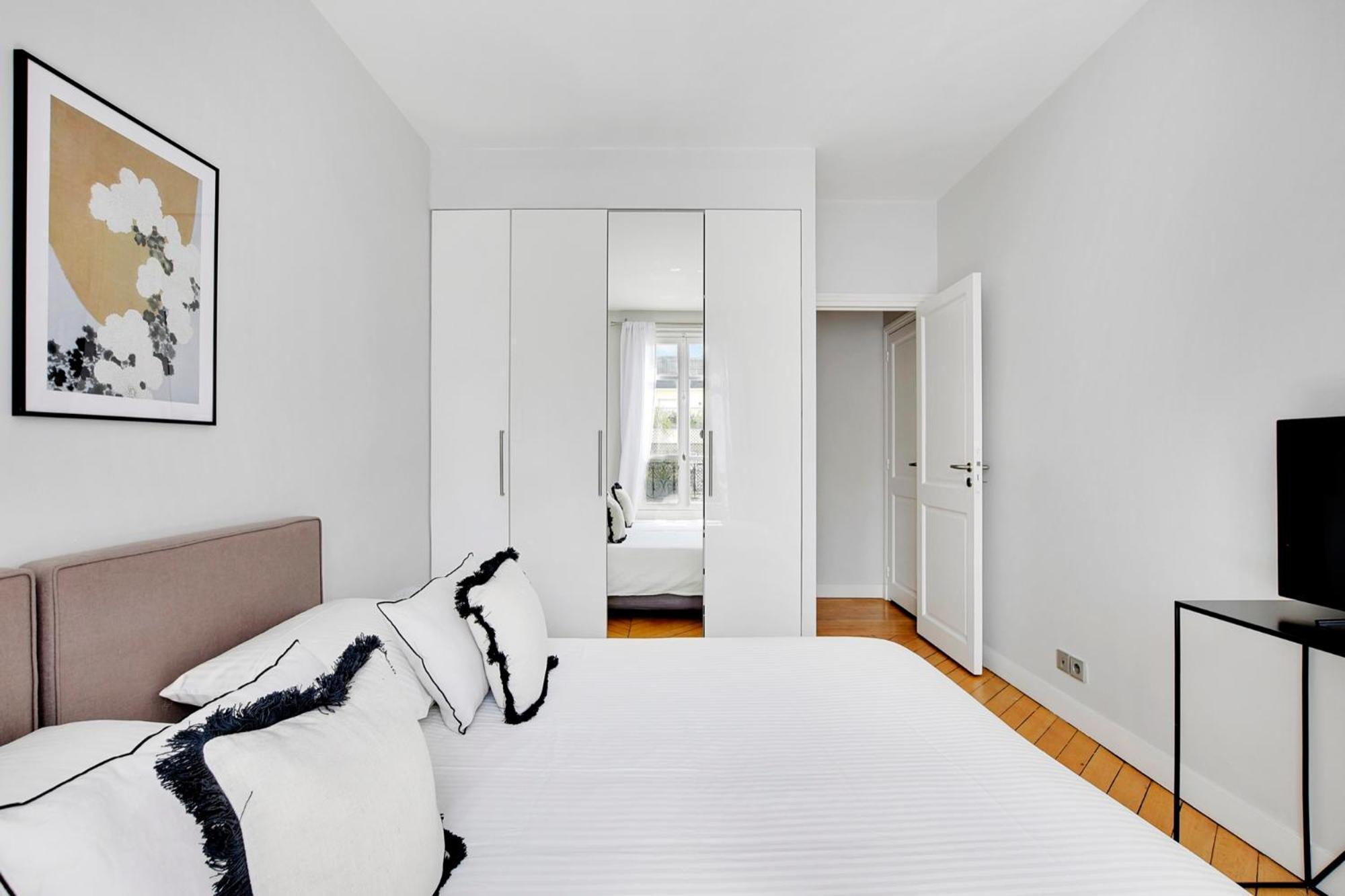 Eiffel Tower View Apartment Paris Exterior photo