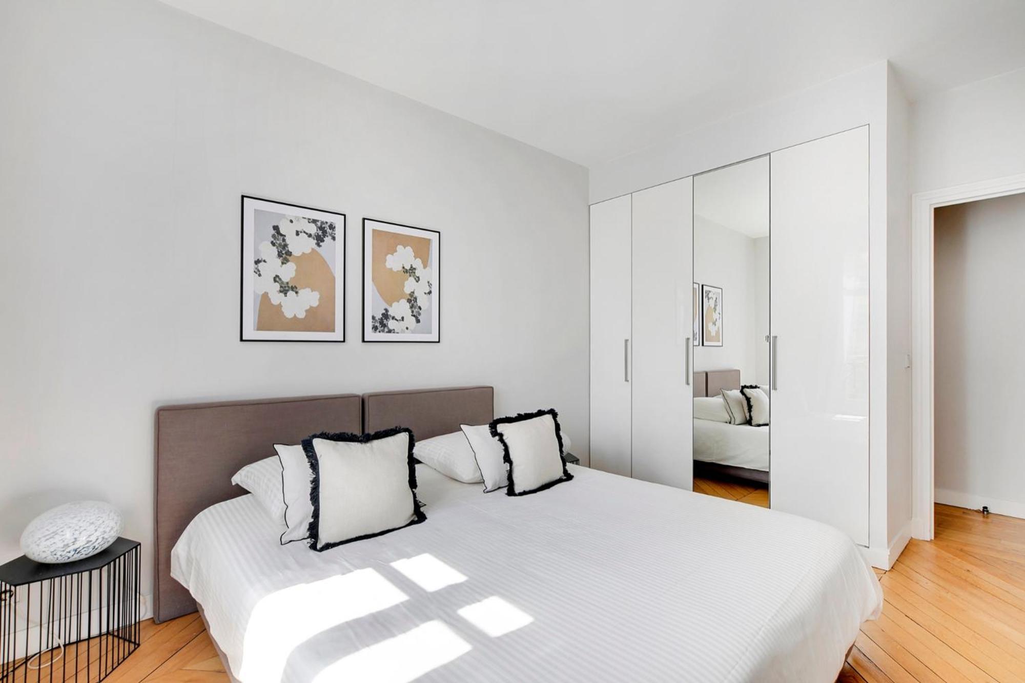Eiffel Tower View Apartment Paris Exterior photo